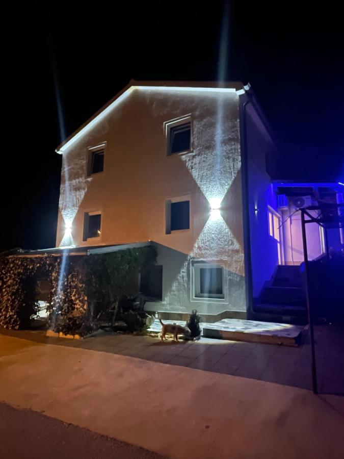 Apartments Frigan Maslenica Eksteriør billede
